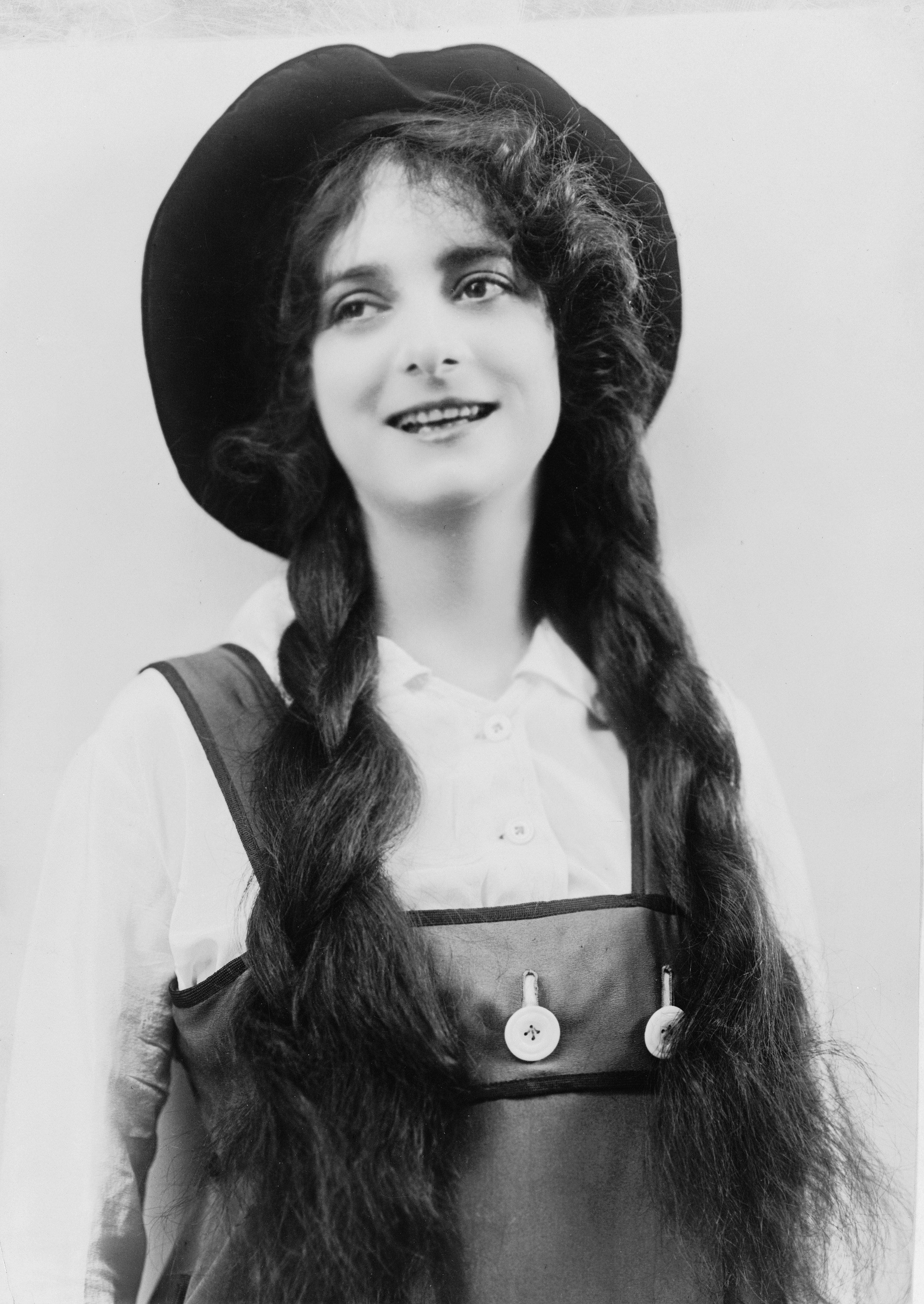 Dorothy Bernard photo