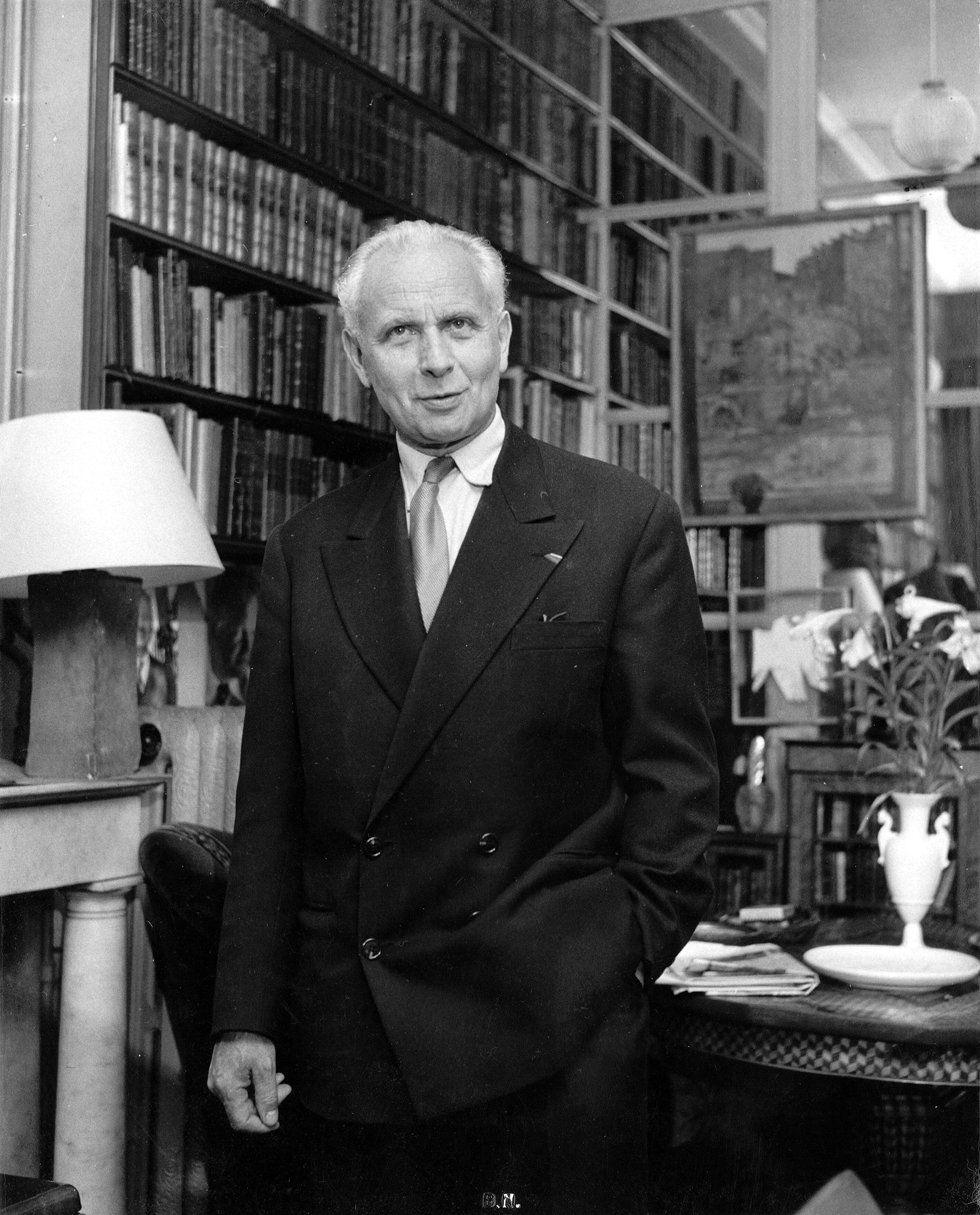 Louis Aragon photo