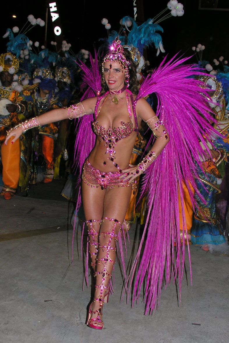 Luma de Oliveira photo