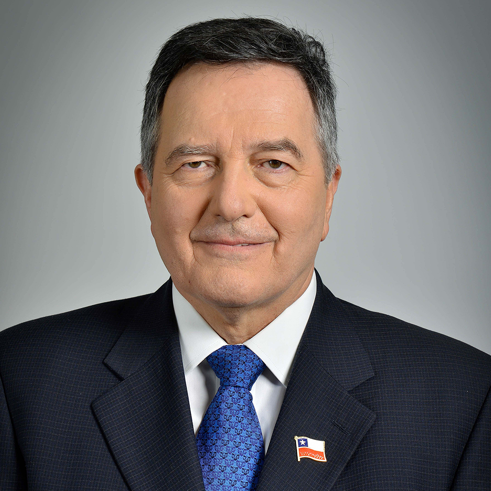 Roberto Ampuero photo